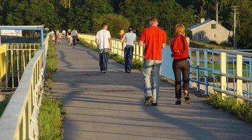 Caminar no eleva tu ritmo cardíaco tanto como las formas de mayor intensidad de ejercicio.