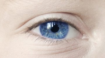 ¿Cómo puedo quitarme una basura del ojo?