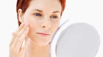 Cómo tratar las espinillas en las cejas